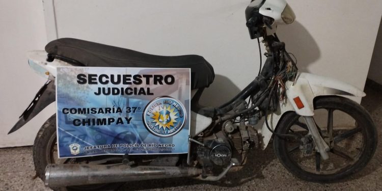 CHIMPAY: En menos de una hora se recuperó una moto hurtada  El pasado sábado, minutos antes de las 22,30 horas, una llamada telefónica advertía a la guardia de la comisaría 37 de Chimpay respecto del hurto de una moto sacada del patio de una vivienda de calle Piñé, en el barrio Costanera.