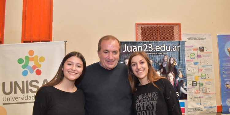 LUIS BELTRAN: 𝐌𝐀́𝐒 𝐃𝐄 𝐒𝐄𝐈𝐒𝐂𝐈𝐄𝐍𝐓𝐎𝐒 𝐄𝐒𝐓𝐔𝐃𝐈𝐀𝐍𝐓𝐄𝐒 𝐏𝐀𝐒𝐀𝐑𝐎𝐍 𝐏𝐎𝐑 𝐋𝐀 𝐅𝐄𝐑𝐈𝐀 𝐃𝐄 𝐂𝐀𝐑𝐑𝐄𝐑𝐀𝐒  Chicos y chicas de todo el Valle Medio se dieron cita este miércoles en el Gimnasio Municipal de Luis Beltrán para interiorizarse y conocer las distintas ofertas educativas académicas y de formación laboral que ofreció la 2° Feria de Carreras organizada por el municipio de Luis Beltrán.