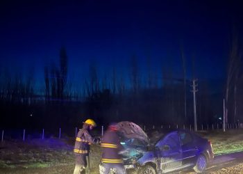 RUTA 250: Un incendio afectó la parte delantera de un Peugeot 207