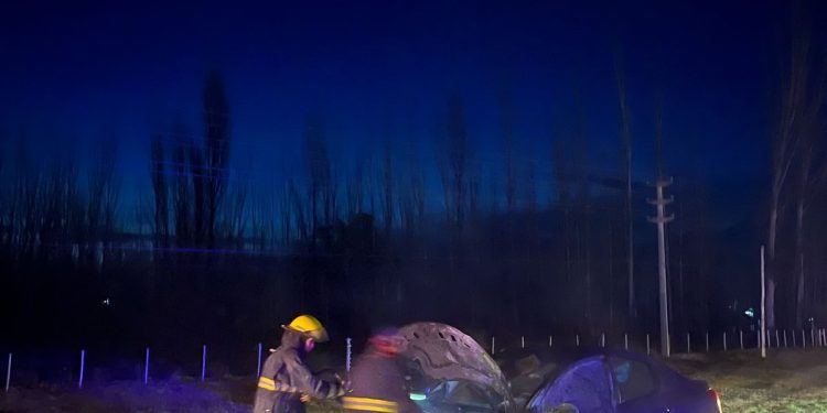 RUTA 250: Un incendio afectó la parte delantera de un Peugeot 207  Una falla en el circuito eléctrico producido en una de las ópticas generó un foco de incendio que afectó la parte delantera de un Peugeot 207.