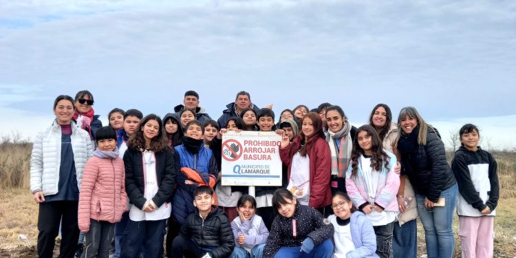 LAMARQUE: La Escuela N°226 se compromete con el medio ambiente  Estudiantes de quinto grado de la Escuela Primaria N°226 de la localidad de Lamarque, colocaron cartelería alusiva al cuidado del medio ambiente, demostrando su compromiso con la comunidad.