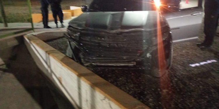 LUIS BELTRAN: Una camioneta RAM que era conducida por una mujer de 29 años de edad con domicilio en la ciudad de Puerto Madryn, terminó despistándose y colisionando contra la estructura del canal cementado en la rotonda de acceso a Luis Beltrán.  Más allá de los daños materiales al vehículo, la conductora sufrió escorciones en su rodilla izquierda y no quiso ser derivada al hospital local para recibir curaciones.