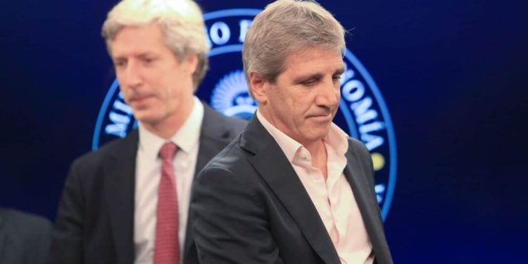 NACIONALES: El Gobierno recibe USD2.000 millones del FMI y busca engrosar reservas  El Ministerio de Economía confirmó que el Gobierno nacional recibirá este lunes el segundo desembolso del FMI por USD 2.000 millones.