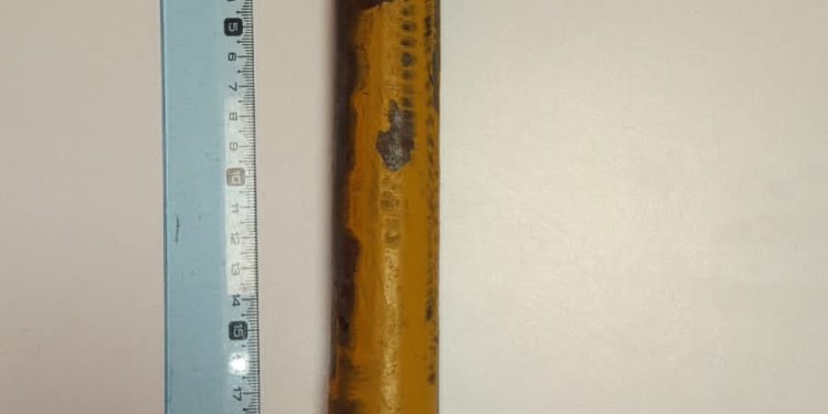 CHICHINALES: Rápida intervención policial evita agresión con hacha contra una mujer  Durante la mañana del jueves, se registró un hecho de violencia en la localidad de Chichinales, donde un hombre fue visto amenazando a una mujer con un hacha en plena vía pública. El alerta fue dado por una vecina que pasaba por la zona y observó la escena. Inmediatamente, personal policial se dirigió al lugar y constató la situación, interviniendo para evitar un desenlace más grave.