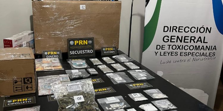 CIPOLLETTI: La Policía desarticuló tres puntos de venta de drogas  Un amplio despliegue de la Policía de Río Negro permitió desarticular tres puntos de venta de drogas en el barrio 1224 Viviendas y en el barrio Mercantil de Cipolletti. El operativo fue el resultado de tres meses de trabajo investigativo en el terreno, con un fuerte protagonismo de la Subcomisaría 79° y la Delegación Toxicomanía, las que recopilaron información clave para dar un golpe certero contra el narcomenudeo.