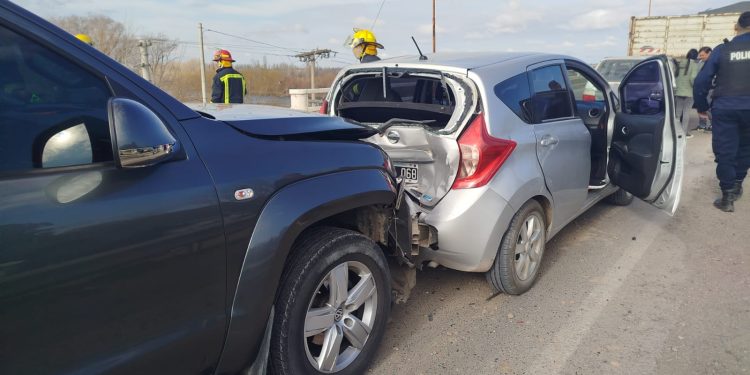 CHOELE CHOE: Choque múltiple en cadena con cuatro rodados involucrados  Un accidente de tránsito ocurrido en la mañana de éste lunes – minutos después de las 10,30 horas -  forzó la interrupción de la circulación sobre el puente carretero de ruta 250 que une la ciudad de Choele Choel con los pueblos del interior de la isla del mismo nombre.