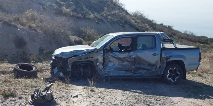 RUTA NACIONAL 22: Un hombre de 76 años de edad salvó su vida de milagro al evitar colisionar frontalmente la camioneta que manejaba contra un camión  Un hombre de 76 años de edad salvó su vida de milagro al evitar colisionar frontalmente la camioneta que manejaba contra un camión que circulaba en sentido contrario.