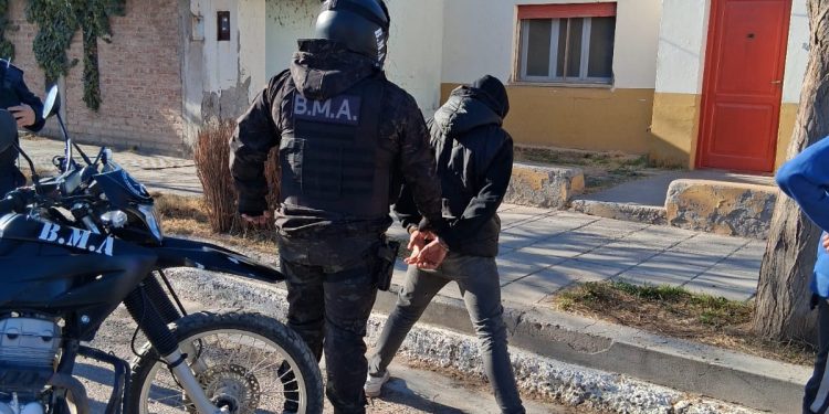 CHOELE CHOEL: BMA demoró a un sujeto con pedido de “Captura”  En la mañana de éste jueves, la Brigada Motorizada de Apoyo al servicio de la Unidad Regional IV de la Policía de Río Negro realizó la aprehensión de un sujeto que tenía pedido de captura.