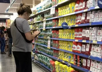 NACIONALES: Un informe reveló que la mitad de los argentinos se endeuda para comprar alimentos