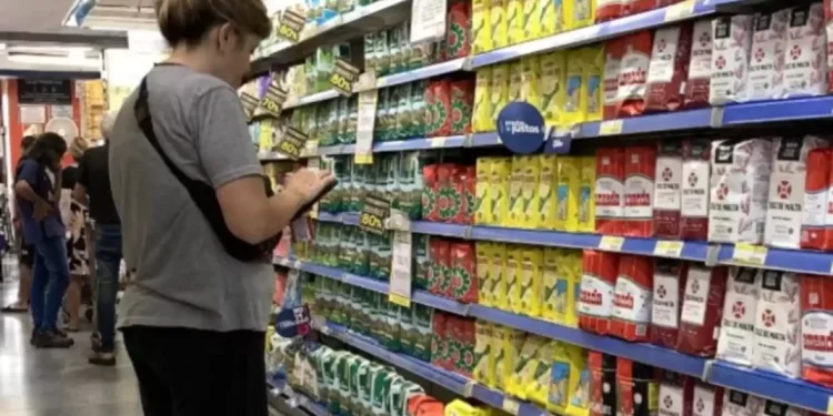 NACIONALES: Un informe reveló que la mitad de los argentinos se endeuda para comprar alimentos  Un reciente estudio de la UBA reveló que un 50% de los argentinos usa la tarjeta de crédito para comprar comida.