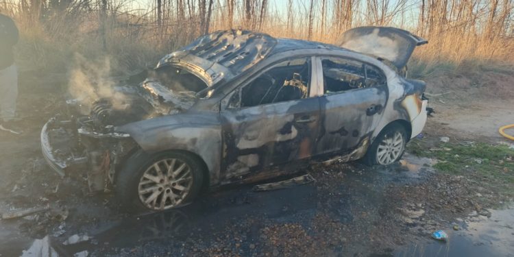 LAMARQUE: Daños totales dejó como saldo el incendio de un vehículo Renault Fluence ocurrido en la tarde de éste domingo  El fuego inició pasadas las 17,30 horas cuando el auto transitaba sobre la calle de ripio camino al basurero, en el sector detrás del cementerio.