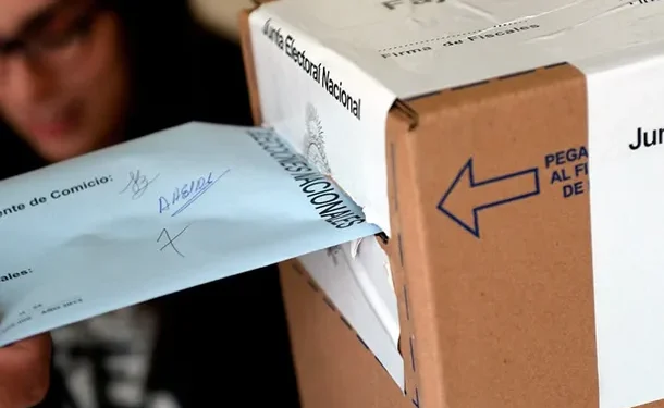 NACIONALES: Elecciones de octubre «sobre el filo, peronismo y oficialismo inscribieron sus frentes»  Los principales protagonistas de las próximas elecciones legislativas inscribieron este jueves los respectivos frentes con los que competirán en octubre.