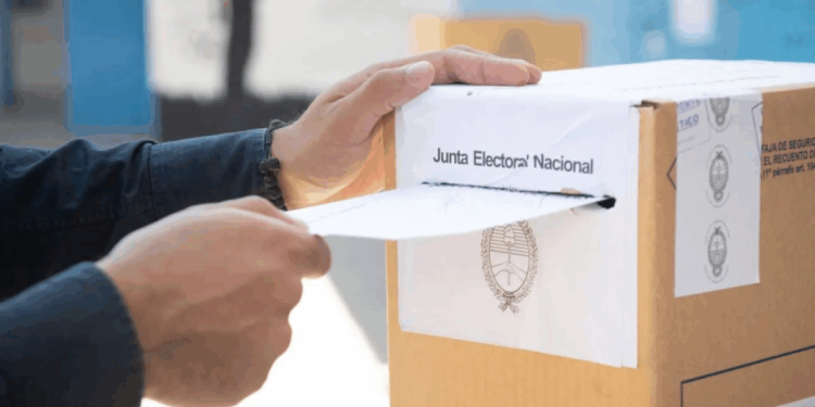 NACIONALES: Elecciones 2025 «cómo será el armado y la distribución de las urnas»  La Secretaría Electoral compartió el plan de armado y distribución de las urnas para las elecciones bonaerenses del próximo 7 de septiembre.