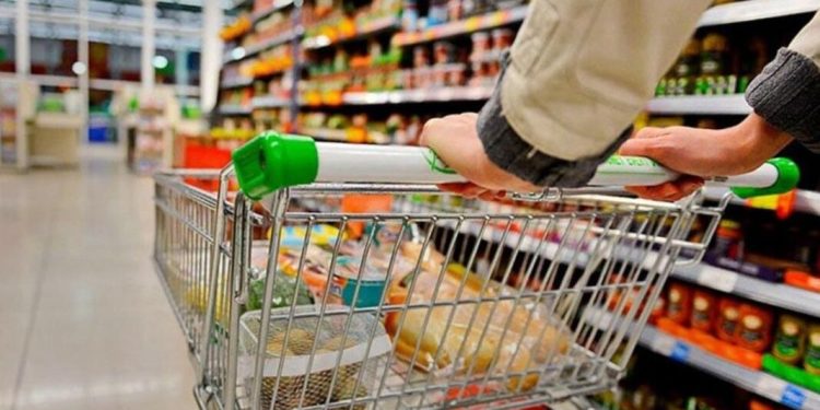 NACIONALES: Empresas de alimentos envían nuevas listas de precios con incrementos de hasta 9 %  Tras el aumento desprevenido del dólar, las empresas de alimentos enviaron nuevas listas con aumentos de hasta 9% a los supermercadistas.