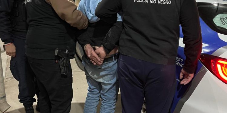 LAMARQUE/CHOELE CHOEL: Requisa, allanamiento y detención tras un “calificado” en Lamarque  La policía de Río Negro realizó, en la tarde de éste jueves, una serie de acciones positivas que finalizó con la detención de un sujeto y el hallazgo del vehículo y elementos vinculados a un robo calificado cometido el pasado martes en la localidad de Lamarque.