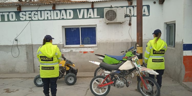 POMONA: Seguridad Vial «Varios vehículos secuestrados y retenidos durante el fin de semana»  Personal del Destacamento Pomona de Seguridad Vial de la policía de Río Negro secuestro, éste domingo, dos motovehículos sobre los que pesaban denuncias por delitos de “Hurto” en diferentes hechos. Uno de ellos data del 2012 y el otro del 2015.