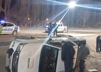 LUIS BELTRAN: El vuelco de una camioneta ocurrido anoche en el interior del canal cementado  “Paseo de la Democracia” sorprendió a propios y extraños.