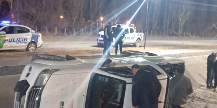 LUIS BELTRAN: El vuelco de una camioneta ocurrido anoche en el interior del canal cementado  “Paseo de la Democracia” sorprendió a propios y extraños.  Es que se produjo en un lugar donde no hay curvas ni desvíos, que está perfectamente iluminado, por lo que resulta llamativo lo que lo pudo haber ocasionado.