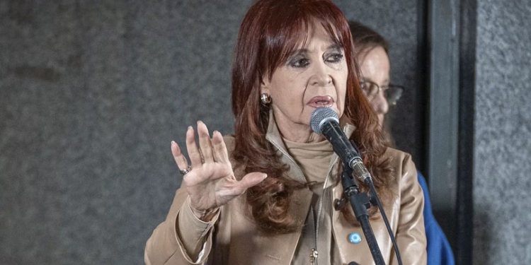 NACIONALES: Cristina Kirchner arremetió contra Milei: “Sos muy cobarde”  Cristina Kirchner volvió a escena con una carta pública cargada de cuestionamientos a Javier Milei en la que denunció el deterioro económico.