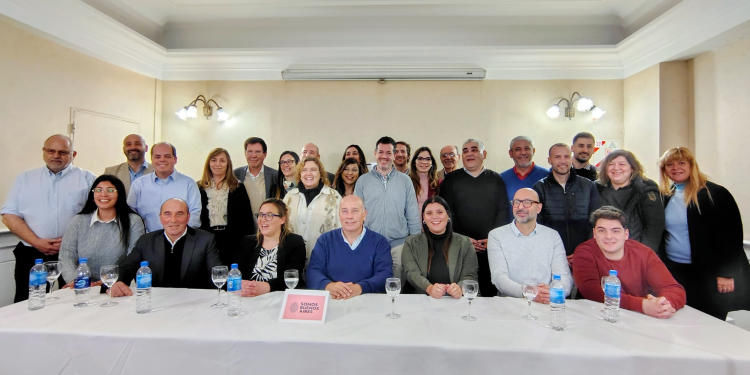 BAHIA BLANCA: Somos Buenos Aires presentó la lista seccional de diputados y candidatos a concejales y consejeros escolares en la ciudad de Bahía Blanca.  Con la presencia de varios intendentes, concejales del espacio y con Andrés De Leo cabeza de lista por la Sexta Sección Electoral, la cita fue en el Hotel Austral en Bahía Blanca.