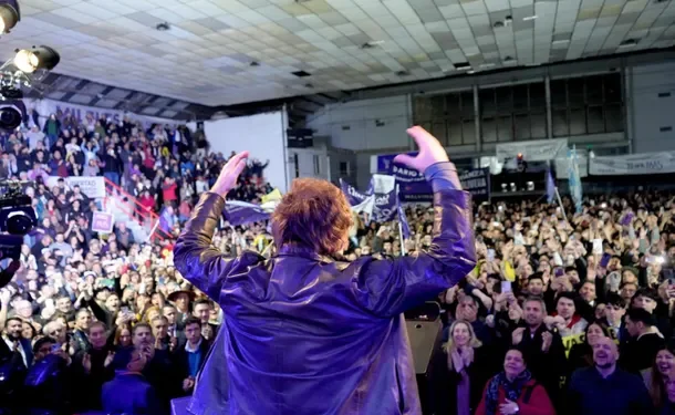 NACIONALES: Reaparece Javier Milei en pleno escándalo, se espera que retome la campaña electoral en Junín  Este acto se iba a realizar el pasado martes y se suspendió por cuestiones climáticas relacionadas con la ciclogénesis. Fue reprogramado para este lunes, tras una semana de suma tensión.