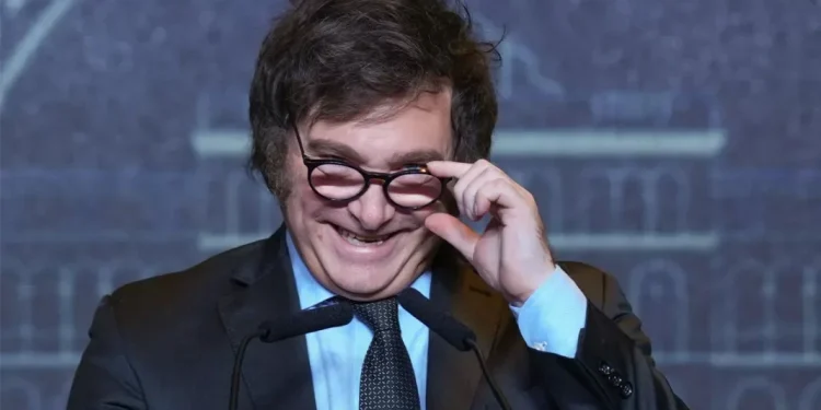 Milei firmó los vetos al aumento de las jubilaciones y a la emergencia en discapacidad  Tal y como habían adelantado desde Casa Rosada, este sábado, el presidente Javier Milei formalizó los vetos al aumento de los jubilados y la declaración de emergencia en discapacidad.