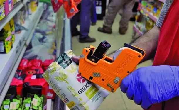 NACIONALES: La suba del dólar empuja los precios: minoristas ya reciben listas con fuertes aumentos  Comercios de preoximidad y supermercados comenzaron a recibir listas de precios con ajustes de hasta el 10%, debido a la suba incesante de la divisa estadounidense. Se prevé que fuertes aumentos comenzarán a verse en góndolas desde la semana próxima.