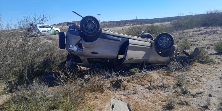 RUTA NACIONAL 22: En las primeras horas de la tarde de éste viernes se registró un hecho de tránsito a la altura del kilómetro 1087, en jurisdicción de de Chelforó.  Personal policial del Destacamento Especial N° 127 acudió al lugar constatando que se trató de un despiste seguido de vuelco de un vehículo marca Ford Ecosport.