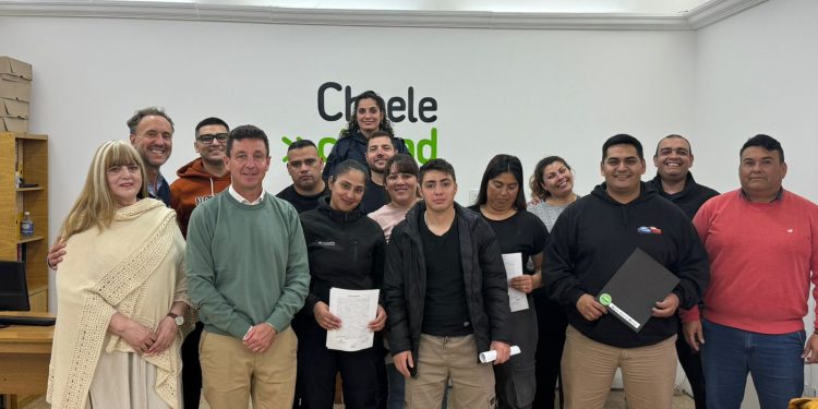 CHOELE CHOEL: Choele entregó 10 terrenos a agentes de la Policía de Río Negro: “Un paso más hacia el sueño de la vivienda propia”  En un emotivo acto encabezado por el intendente Diego Ramello, la Municipalidad de Choele Choel concretó la entrega de 10 terrenos destinados a agentes de la Policía de Río Negro. La ceremonia fue el cierre de un acuerdo que había sido anunciado el pasado 9 de julio, durante el aniversario de la ciudad, cuando se sortearon los beneficiarios.