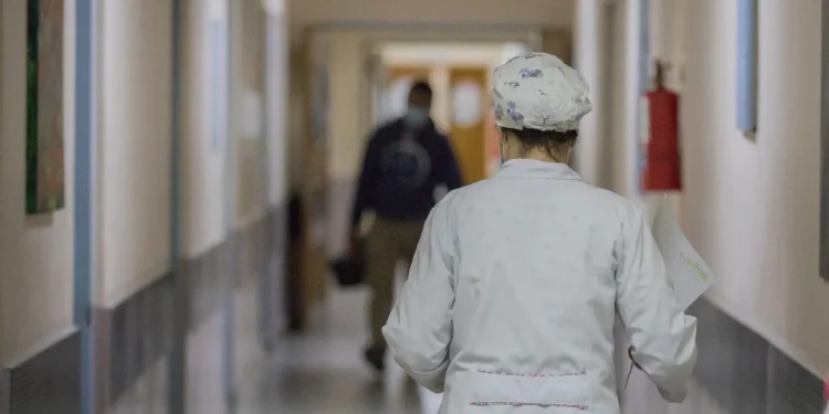 Río Negro se hace cargo de los aportes y contribuciones de residentes  El Gobierno de Río Negro asumirá a partir del 2025 el financiamiento exclusivo de los contratos de residencias médicas y no médicas. La medida alcanzará a los 39 nuevos ingresantes y a los 51 residentes que ya se encuentran en formación en los hospitales provinciales. De esta manera, la Provincia garantiza y asegura la estabilidad laboral de cada residente ante el abandono del Gobierno Nacional.