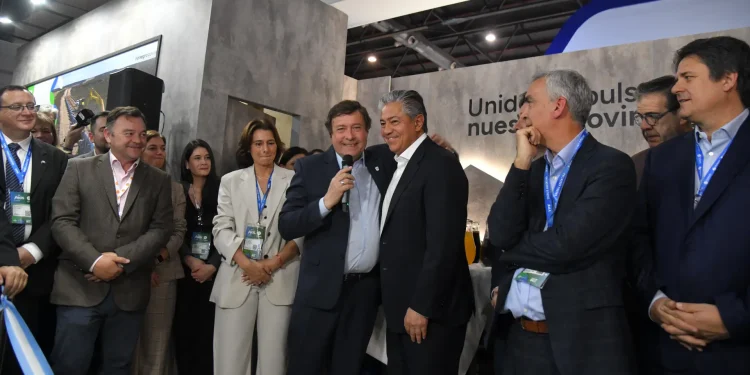 Río Negro reforzó sus vínculos con el sector energético en la AOG 2025  El Gobierno de Río Negro, finalizó su presencia en la Argentina Oil & Gas Expo 2025 con convenios estratégicos, interés empresario en nuevas licitaciones y una agenda de transparencia y desarrollo para la cadena de valor hidrocarburífera.