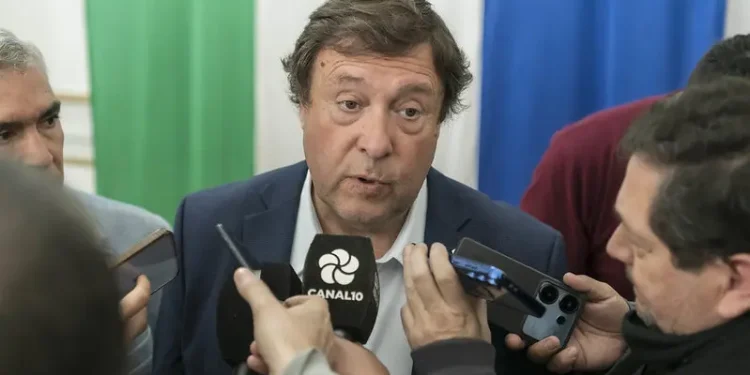 Alberto Weretilneck: “Un país no se construye abandonando las universidades y la salud”  El Gobernador de Río Negro, Alberto Weretilneck, cuestionó con firmeza los vetos del presidente Javier Milei a leyes claves para el financiamiento de la educación, la salud pública y las provincias. Anticipó que en el Congreso se rechazarán estas decisiones: “Un país no se construye abandonando a las universidades, quitándole la salud a los niños y negándole a las provincias los recursos que les corresponden. Eso no es federalismo, es un castigo injusto”, afirmó.