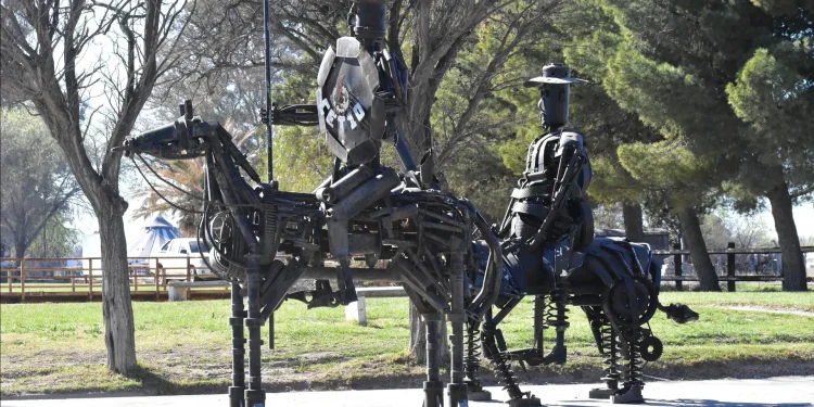 RIO COLORADO: Estudiantes le dan vida a Don Quijote y Sancho Panza  Estudiantes del CET 10 de Río Colorado construyeron esculturas de Don Quijote de la Mancha y Sancho Panza, en tamaño real y con materiales reciclados, con el objetivo de embellecer la rotonda céntrica de la localidad. La propuesta tendrá una nueva etapa en donde elaborarán molinos de viento.