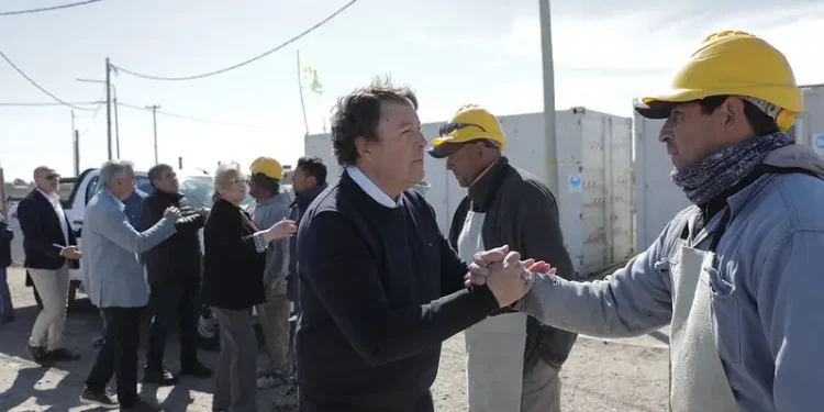 Río Negro retomó con fondos propios 14 obras paralizadas por Nación  El Gobierno de Río Negro se hizo cargo de garantizar la continuidad de 14 obras en distintas localidades de la provincia, que habían sido iniciadas por el Gobierno Nacional y luego abandonadas. La medida, formó parte de decisión de cumplir con los compromisos asumidos, dando respuesta a las demandas de la población, asegurando la terminación de las obras con fondos propios.