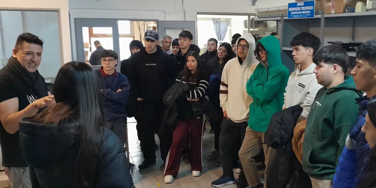 Estudiantes del CET 13 de Choele Choel visitaron la fábrica de ALTEC  Alumnos y alumnas del CET 13 de electromecánica de Choele Choel, conocieron los desarrollos tecnológicos de la empresa rionegrina ubicada en San Carlos de Bariloche en el marco de su viaje de estudios, reforzando el compromiso de ALTEC con la educación técnica.