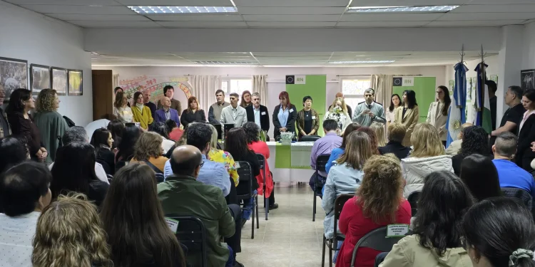 Río Negro cumple: docentes titularizaron cargos supervisivos  En una jornada de mucha alegría, docentes de Río Negro accedieron a la titularización en el máximo cargo escalafonario en la carrera docente, un proceso que reafirma el compromiso del Gobierno Provincial con la estabilidad laboral de trabajadores y trabajadoras de la educación.