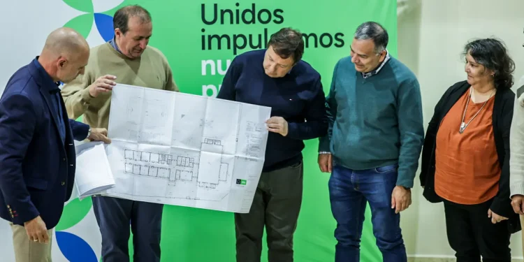 LUIS BELTRAN: Nuevo edificio escolar y repavimentación de calles  El Gobernador Alberto Weretilneck entregó al Intendente de Luis Beltran, Robin del Rio, el proyecto para la construcción del nuevo edificio del Centro de Educación Técnica 29 con una inversión provincial de $4.510 millones. Es una de las escuelas que la Provincia construirá con fondos del acuerdo logrado con las petroleras. Además, se licitó la repavimentación de calles y avenidas, que beneficiará a 600 familias.
