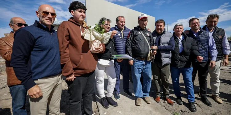 LUIS BELTRAN: 19 familias cumplieron el sueño de la casa propia  En una jornada cargada de emoción, el Gobernador Alberto Weretilneck y el Intendente Robin del Rio, entregaron las llaves de su vivienda a 19 familias de Luis Beltrán, que hoy cumplen el sueño de su casa propia. Durante el acto, el Mandatario anunció que el barrio contará con servicio de gas y aseguró: “No vamos a detenernos hasta que cada rionegrino y rionegrina que tenga su terreno y su vivienda, cuente también con este servicio esencial”.
