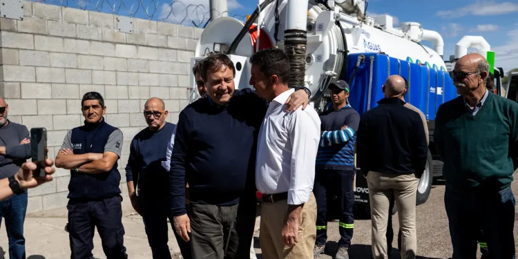 CHOELE CHOEL: Aguas Rionegrinas suma equipamiento y reconoce a trabajadores  El Gobernador de Río Negro, Alberto Weretilneck, encabezó en Choele Choel la entrega de vehículos para la delegación Valle Medio de Aguas Rionegrinas. Se presentó el nuevo camión desobstructor, fundamental para el mantenimiento de las redes cloacales en la región.
