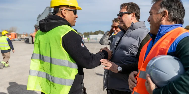 “Río Negro ya es parte del futuro energético argentino”  El Gobernador Alberto Weretilneck visitó el Puerto de San Antonio Este, donde se lleva adelante la descarga de las 8.000 toneladas de chapas de acero destinadas a la construcción de los seis tanques de almacenamiento del oleoducto Vaca Muerta Oil Sur (VMOS) en Punta Colorada. Se trata de un paso logístico de gran magnitud, que se extenderá durante cinco días.