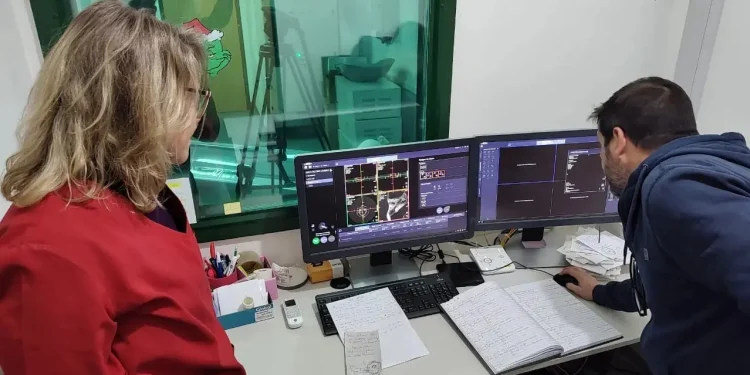 Río Negro licitó insumos para asegurar servicio de tomografía en hospitales  El Ministerio de Salud realizó la apertura de sobres con ofertas para la compra de Contraste Yodados, insumos indispensables para funcionamiento de los seis tomógrafos con los que cuenta la red hospitalaria provincial. La licitación contempla además un contrato en comodato de cinco bombas inyectoras doble cabezal para asegurar calidad y continuidad al servicio.