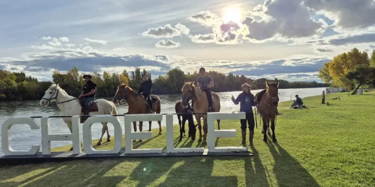 CHOELE CHOEL: La equinoterapia crece en Choele con acompañamiento de la Provincia  En el marco del acompañamiento que el Gobierno de Río Negro da a las instituciones de la comunidad, esta semana el Centro de Equinoterapia de Choele Choel recibió su Personería Jurídica, una importante iniciativa que le permitirá seguir llevando adelante sus actividades dentro un contexto legal.