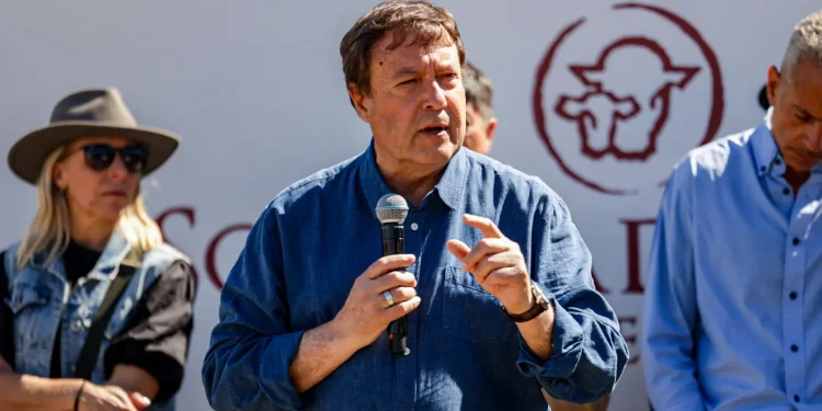 CHOELE CHOEL: Weretilneck acompañó la 45° Expo Ganadera  El Gobernador Alberto Weretilneck acompañó a la comunidad en la apertura de la 45° Exposición Ganadera de Reproductores y Agroindustrial de Choele Choel, donde reivindicó el crecimiento sostenido de la ganadería rionegrina y reafirmó la defensa del estatus sanitario como política estratégica para la provincia.