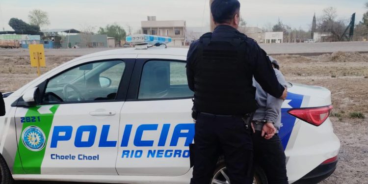 CHOELE CHOEL: Detenido cuando intentaba hurtar un auto  Un sujeto de 25 años de edad fue detenido en las primeras horas de la mañana del domingo, minutos antes de las 8 horas, por efectivos de la comisaría 8va de Choele Choel cuando intentaba llevarse un auto estacionado en la vía pública.