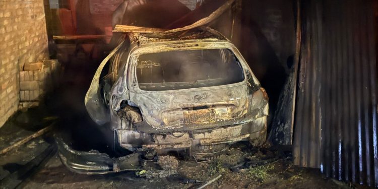 LAMARQUE: Personal de la comisaría de Lamarque y bomberos de la ciudad debieron intervenir, en la madrugada de éste lunes  Pasadas las 5 horas, en un incendio desatado sobre calle Rivadavia al 1200.