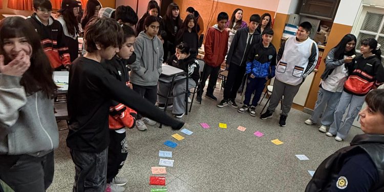 CHIMPAY: Familia Choele llevó su charla de “Bullying” a la escuela 59  El equipo interdisciplinario de la Comisaria de la Familia de Choele Choel visitó éste viernes, en horas de la mañana, la escuela primaria n° 59 de la localidad de Chimpay.