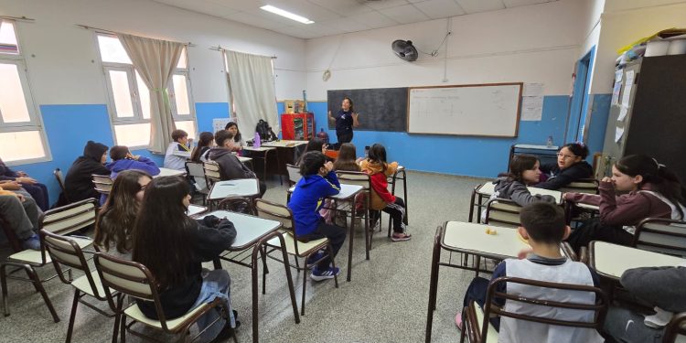 CHOELE CHOEL: Comisaría de familia continúa previniendo sobre “Bullying”  La Comisaría de la Familia de Choele Choel llevó adelante una nueva jornada-taller de concientización, prevención y reflexión sobre la violencia escolar y el bullying.