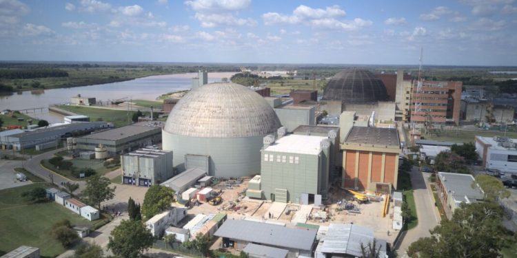 NACIONALES: Trabajadores nucleares advierten que Milei quiere privatizar la empresa que opera los reactores  La Asociación de Profesionales de la Comisión Nacional de Energía Atómica y la Actividad Nuclear (APCNEAN) cuestionó la privatización de NA-SA.