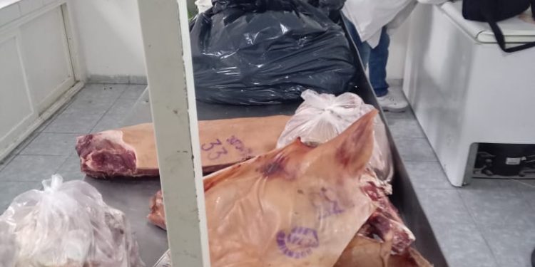 LUIS BELTRAN: Decomisan carne por infracción al Código Alimentario  Personal de la Brigada Rural de la Policía de Río Negro dependiente de la Unidad Regional IV, junto a inspectores de Ganadería, decomisaron 210 kilos de productos cárnicos varios por presentar situaciones irregulares.