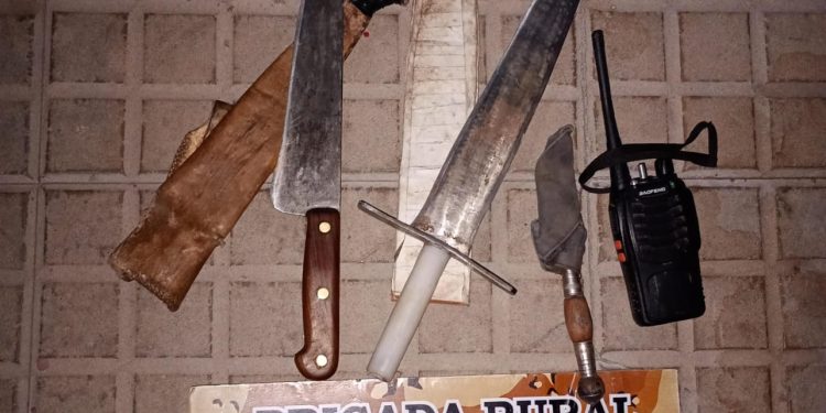 LAMARQUE/POMONA: Policía secuestró cuchillos y Handy en actuación por infracción a ley de fauna  En el marco de tareas preventivas, durante la jornada de ayer, personal de la Brigada Rural de Lamarque llevó adelante diversos operativos de control vehicular e identificación de personas en zonas rurales.